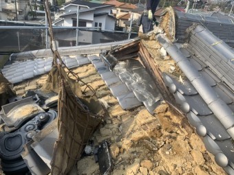 モッコという鉄網に瓦をいれてレッカーで吊り上げます。