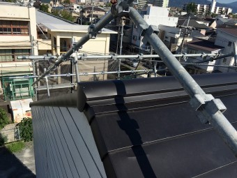 カレッセは瓦調のケラバ役物が特徴です。