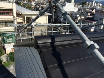 カレッセは瓦調のケラバ役物が特徴です。