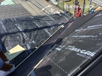 ハト小屋部分の急勾配にカレッセを貼り付けます。