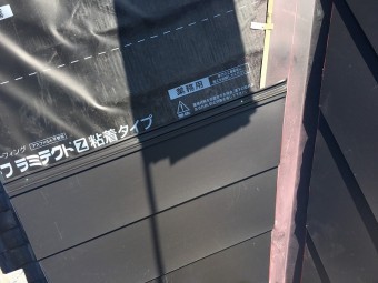 正面のハチ谷部分にカレッセを葺いていきます。