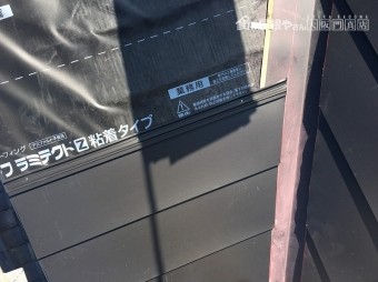 正面のハチ谷部分にカレッセを葺いていきます。