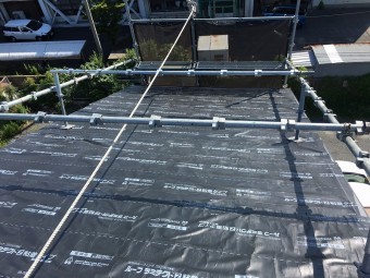 フルベストの上から粘着性の防水シート、ルーフラミテクトを貼ります。