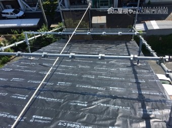 フルベストの上から粘着性の防水シート、ルーフラミテクトを貼ります。