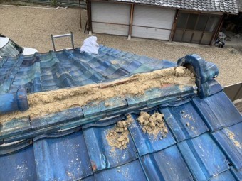 門真市 台風被害にあった青緑瓦の棟部分