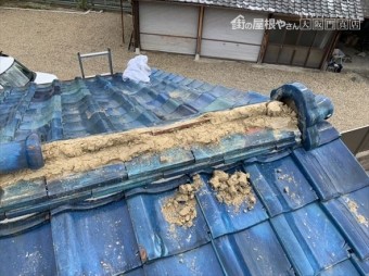 門真市 台風被害にあった青緑瓦の棟部分