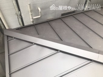 立平葺の完成後、軒先に流れた雨水がと樋を飛び越えないようカバーを取り付けます。