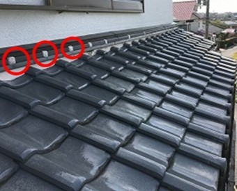 壁際のし瓦に漆喰