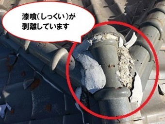 漆喰が剥離しています