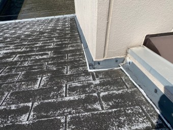 こういう、平行谷部分の雨仕舞は慎重しなければ雨漏りを起こしますね。