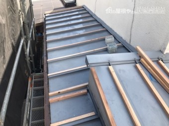 既存の瓦棒をめくらず、垂木を這わして新しく野地を打ち付けていきます。