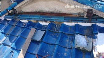 壁際のノシ瓦の面戸漆喰も解体します。