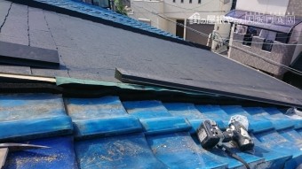 雨を流す捨谷板金を入れ、瓦に止水シーラーを貼ります。
