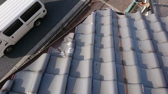 斜めの軒先部分の瓦にも割れが見られます。