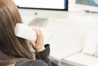 電話する女性 事務所 素材