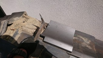 凍害で割れたケラバ瓦を交換します。