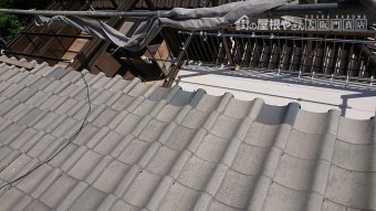 軒先瓦の割れ瓦交換、ズレを補正しました。