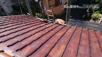 凍て割れを起こし、桟瓦が割れています。