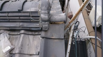 袖瓦がズレて野地が見えてる
