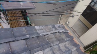 角瓦がズレている。