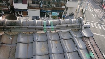 棟のノシ瓦が欠損しており、棟自体も崩れかけております。