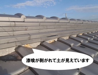 漆喰が剥がれて土が見えている