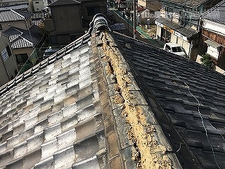 棟は台風の被害で棟瓦が飛散してしまっています。