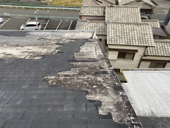 ケラバ際はシングル材も飛散し、水切も外れてしまっています。