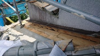 壁際に捨谷板金がありません。