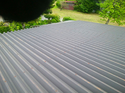 施工前のグレー色をしたガレージ折半屋根