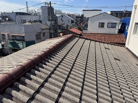 鶴見区 昔は良く葺かれた波型セメント瓦のクボタ・パラマウントの屋根 