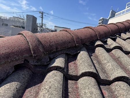 鶴見区 昔は良く葺かれた波型セメント瓦のクボタ・パラマウントの屋根 