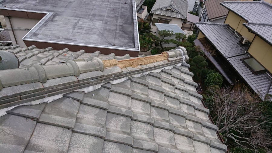 台風で飛散した棟瓦部分を補修します。