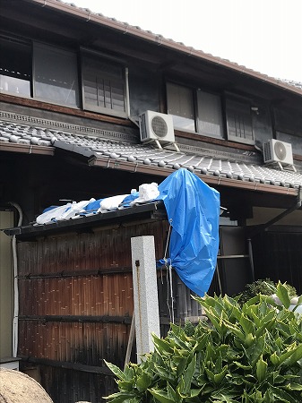 台風21号で屋根から瓦が落ちてきて破損した塀の棟瓦です。