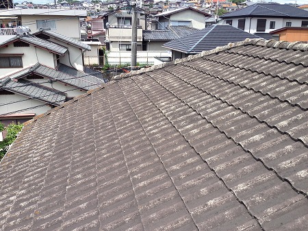 枚方市で築30年のモニエル瓦を点検！廃盤瓦の寿命と補修の注意点