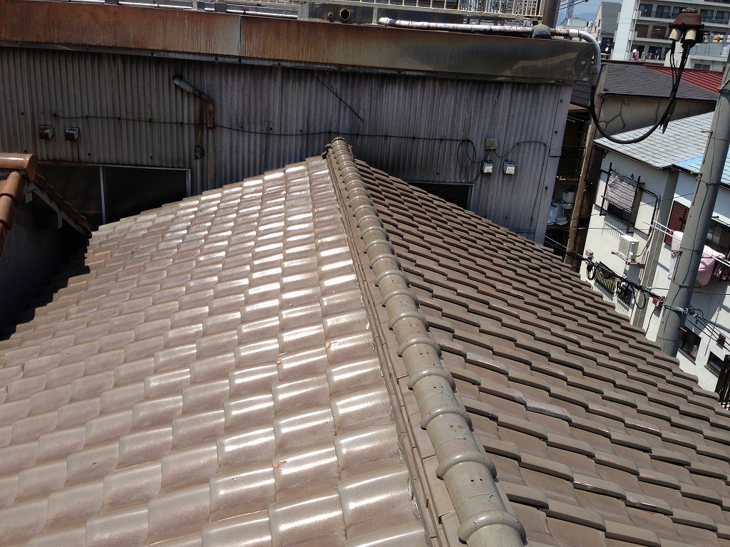 大阪市東淀川区で瓦点検！線路沿いの鉄粉による変色と瓦割れの原因