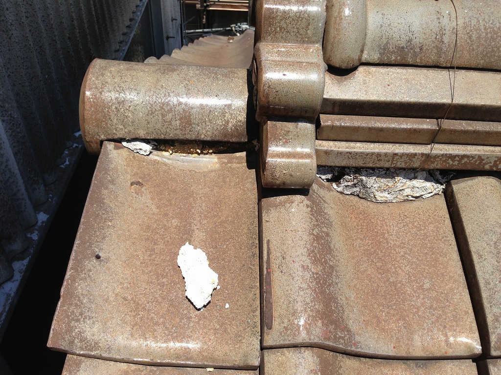 袖瓦が巴瓦にほとんど被さっていない