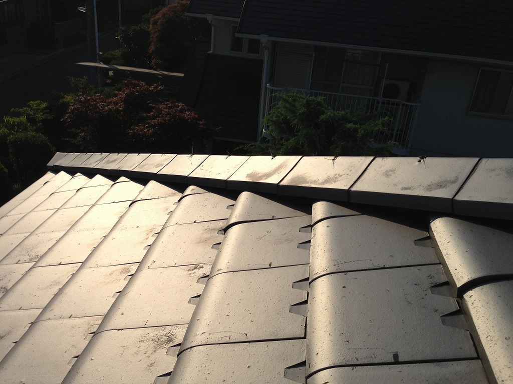 四條畷市にて、風格漂う「いぶし平板瓦」の屋根を点検