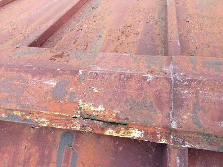 大東市で店舗の瓦棒屋根点検！サビと浮きには立平葺カバー工法が最適