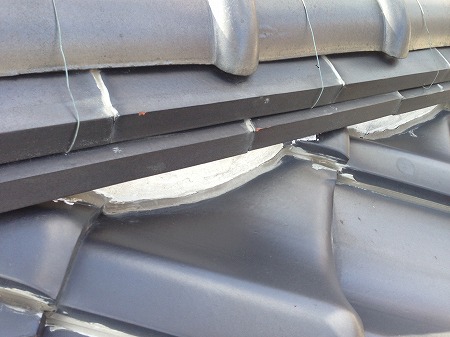 四條畷市で雨漏り点検！ラバーロック工事と棟のコーキングが原因？