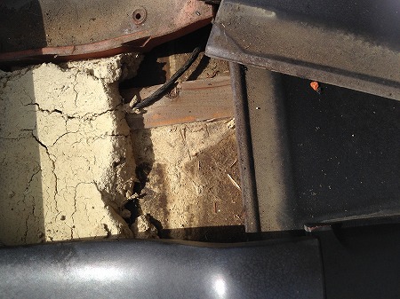 下葺材上雨水が流れた跡