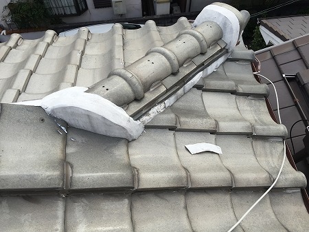 面戸漆喰を上から薄く塗っただけなので剥がれてます。