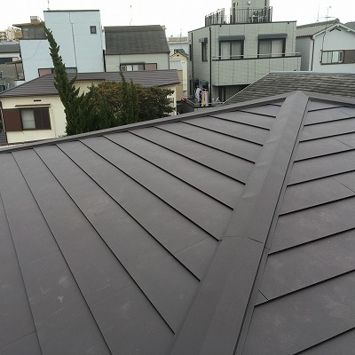 枚方市にて屋根のリフォーム！カラーベストから耐久性抜群の「シルキーG2」へカバー工法で一新