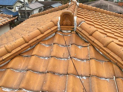 瓦の繋ぎ目のたても横もコーキング