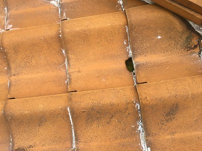 瓦先部分にコーキングすると水が抜けない