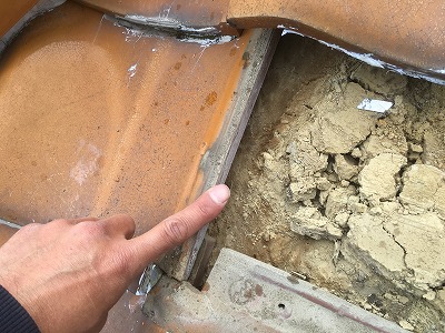 瓦下雨水が通ったあと