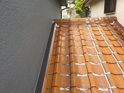 下屋根の瓦もコーキング