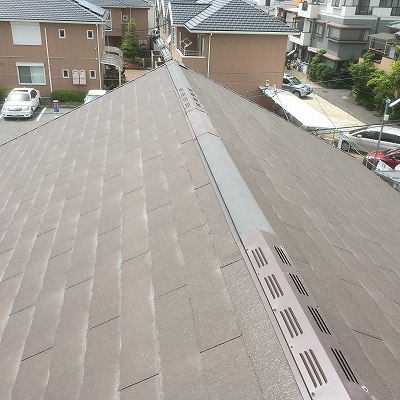 【門真市】屋根裏の熱気を逃がす！カラーベスト屋根に「換気棟」を設置して夏を快適に