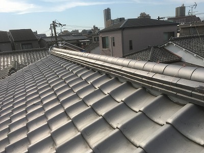 守口市で日本瓦の棟の雨漏り補修工事を行いました。