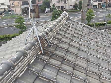 和型屋根にラバーロックというコーキングが施されています。